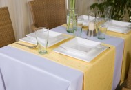 Pöytäliina Sara Matt Bianca ja kaitaliina Pica Sole